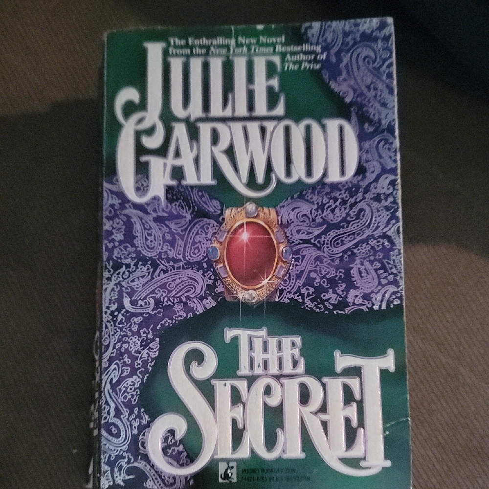 4/$9- Julie Garwood 'The Secret' Book